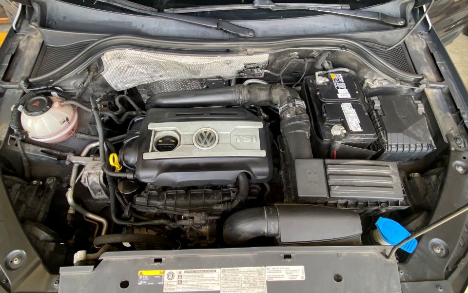 2017 Volkswagen Tiguan Limited  2.0T FWD 4 Door Sport Utility