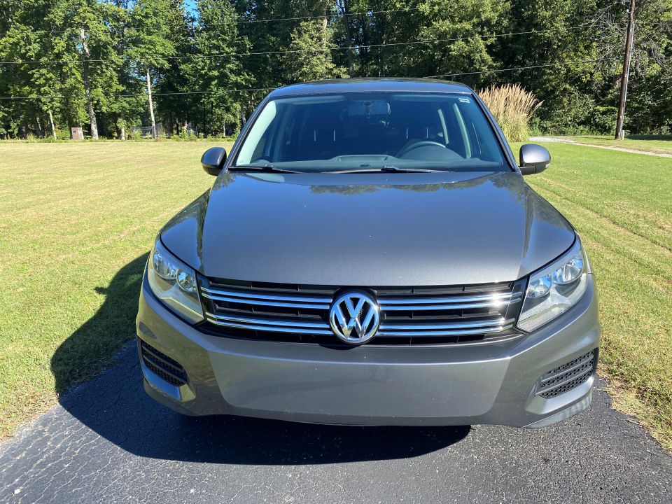 2017 Volkswagen Tiguan Limited  2.0T FWD 4 Door Sport Utility