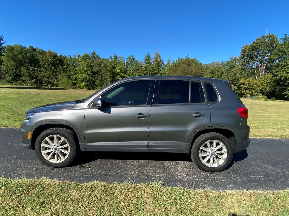 2017 Volkswagen Tiguan Limited  2.0T FWD 4 Door Sport Utility