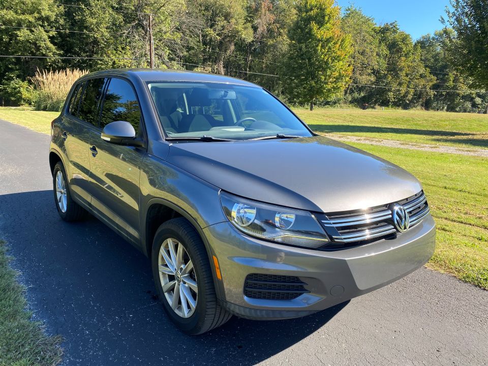 2017 Volkswagen Tiguan Limited  2.0T FWD 4 Door Sport Utility