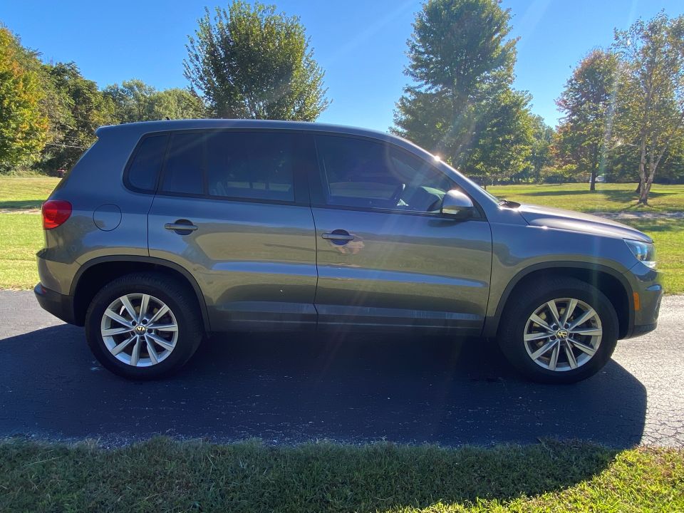 2017 Volkswagen Tiguan Limited  2.0T FWD 4 Door Sport Utility
