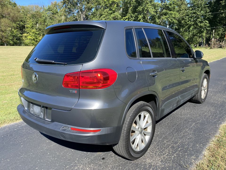 2017 Volkswagen Tiguan Limited  2.0T FWD 4 Door Sport Utility