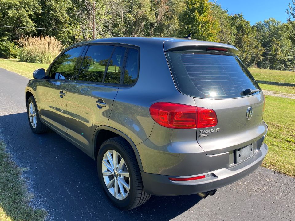 2017 Volkswagen Tiguan Limited  2.0T FWD 4 Door Sport Utility