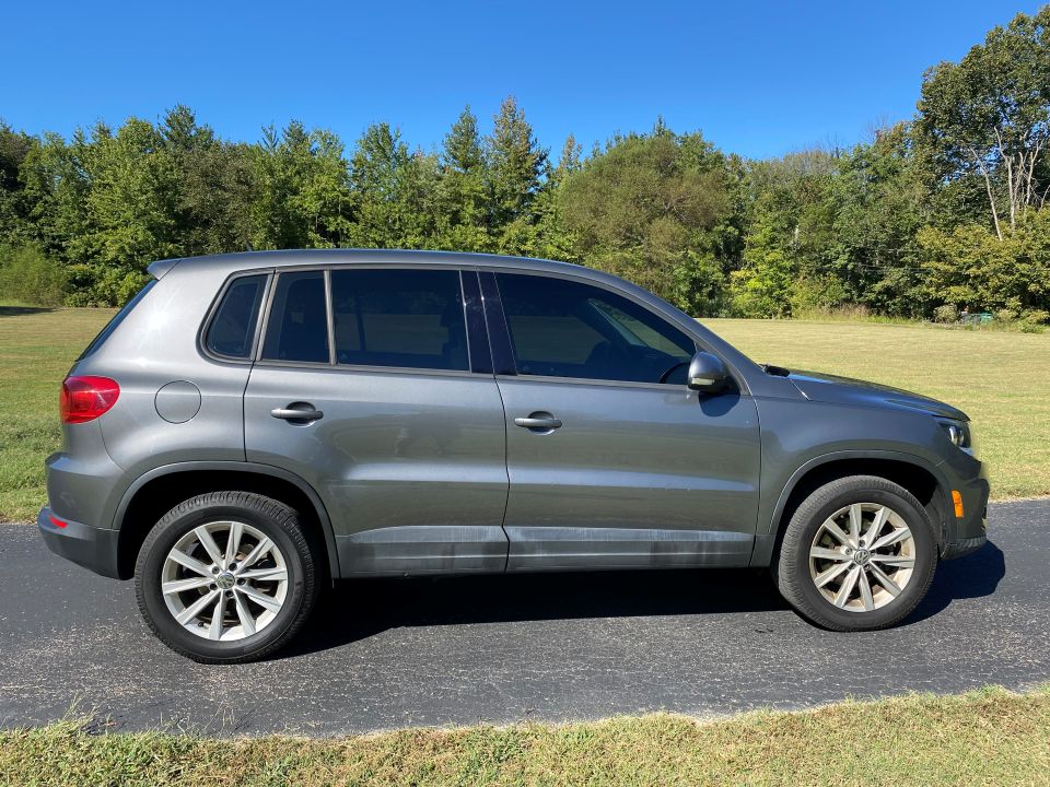2017 Volkswagen Tiguan Limited  2.0T FWD 4 Door Sport Utility