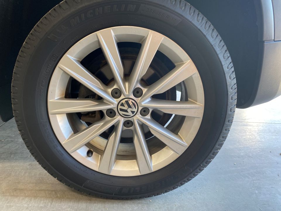 2017 Volkswagen Tiguan Limited  2.0T FWD 4 Door Sport Utility